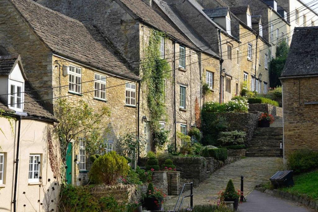 Stylish One Bedroom Cotswold Coach House Tetbury Kültér fotó