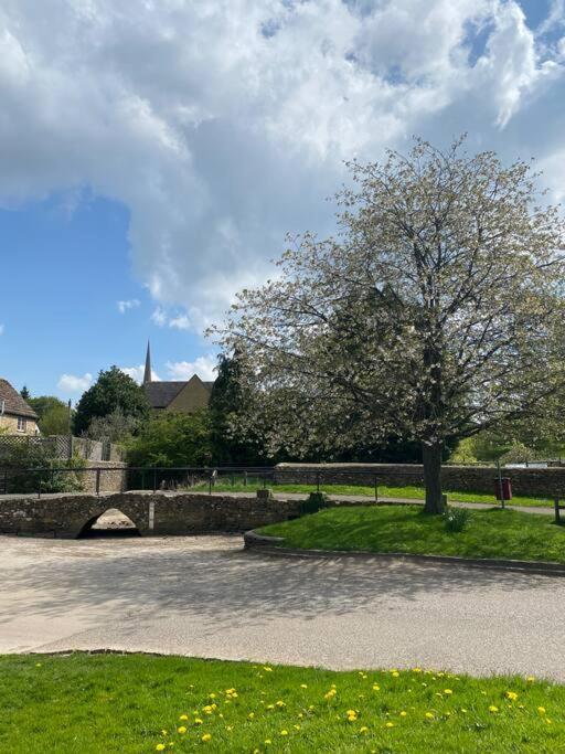Stylish One Bedroom Cotswold Coach House Tetbury Kültér fotó